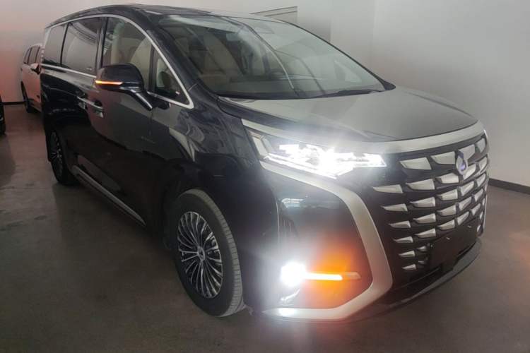 Used Denza D9 2022 DM-i 1040 Prestige Model Front Right 45 Deg