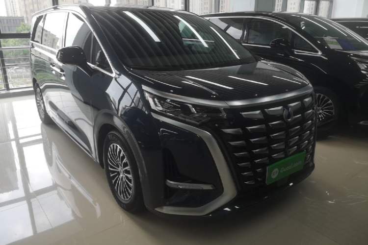Used Denza D9 2022 DM-i 970 Four-Wheel Drive Flagship Model Front Right 45 Deg