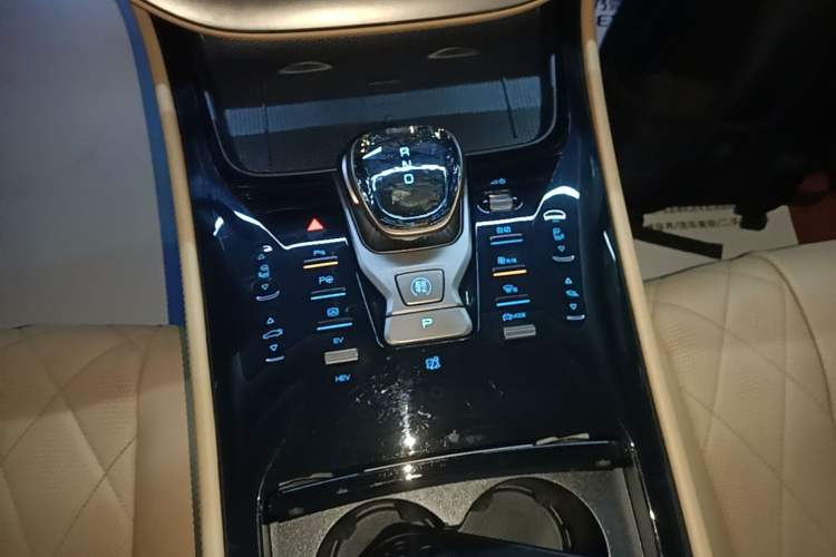 Used Denza D9 2022 DM-i 970 Four-Wheel Drive Flagship Model Gear Lever