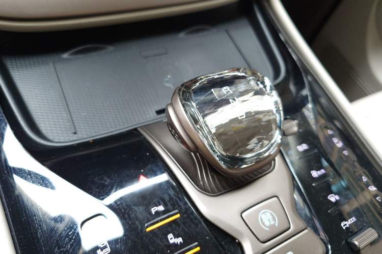 Used Denza D9 2022 DM-i 970 Four-Wheel Drive Prestige Model Gear Lever