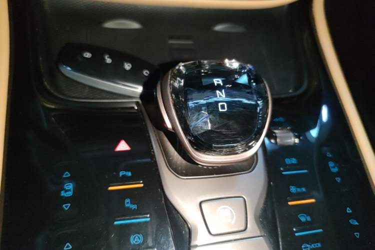 Used Denza D9 2022 DM-i 945 Luxury Model Gear Lever