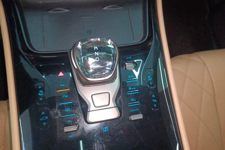 Used Denza D9 2022 DM-i 970 Four-Wheel Drive Flagship Model Gear Lever