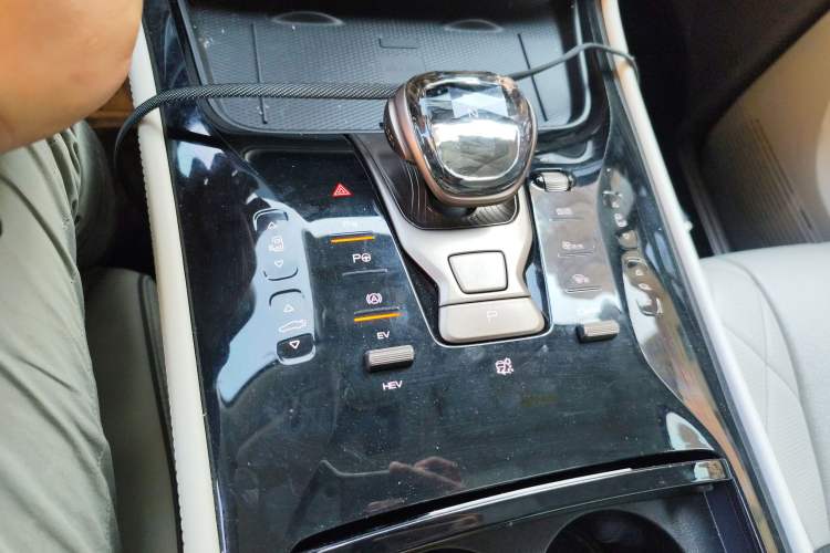 Used Denza D9 2022 DM-i 970 Four-Wheel Drive Flagship Model Gear Lever
