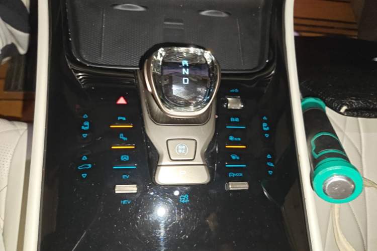 Used Denza D9 2022 DM-i 970 Four-Wheel Drive Prestige Model Gear Lever