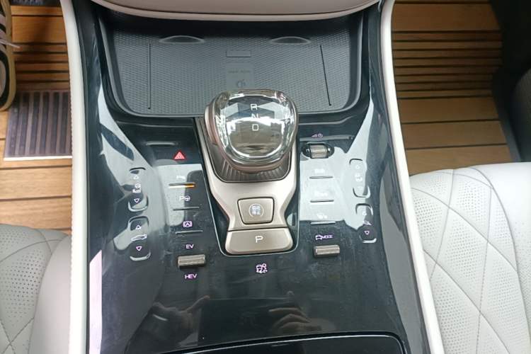 Used Denza D9 2022 DM-i 970 Four-Wheel Drive Flagship Model Gear Lever