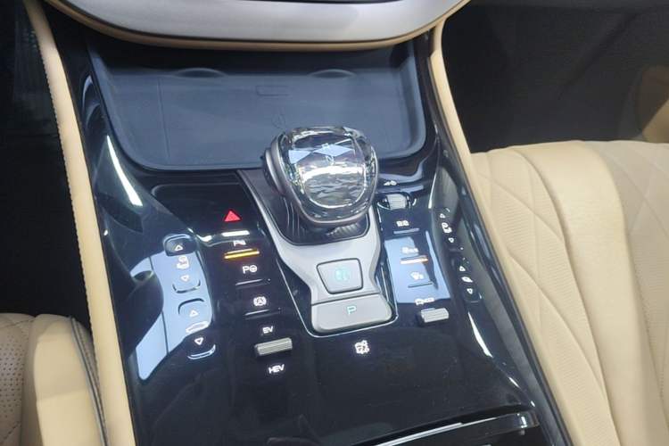 Used Denza D9 2022 DM-i 970 Four-Wheel Drive Flagship Model Gear Lever