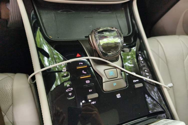 Used Denza D9 2022 DM-i 970 Four-Wheel Drive Prestige Model Gear Lever