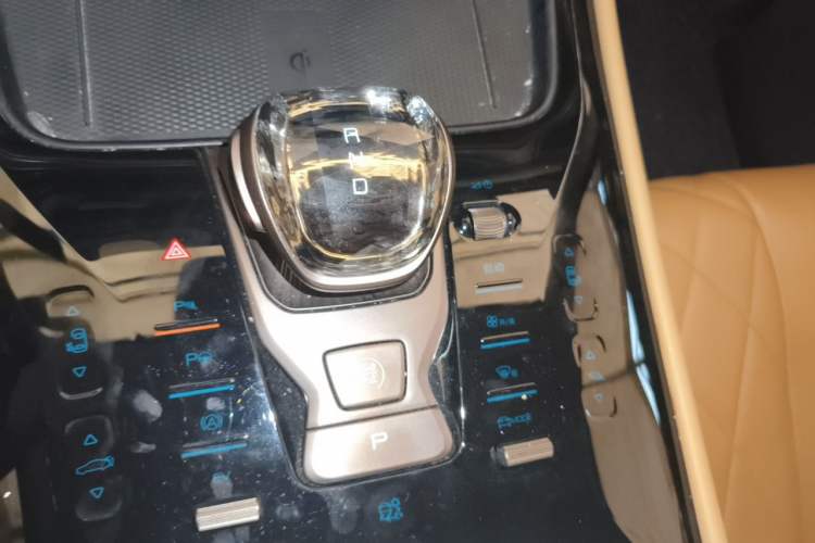 Used Denza D9 2022 DM-i 970 Four-Wheel Drive Flagship Model Gear Lever