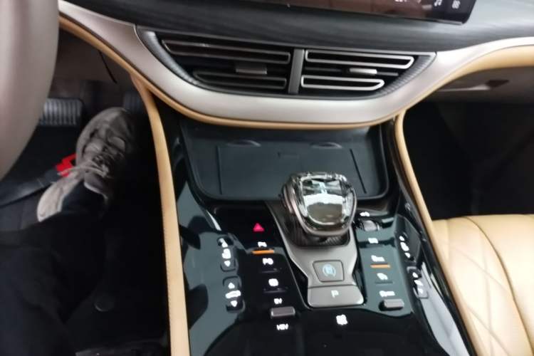 Used Denza D9 2022 DM-i 970 Four-Wheel Drive Flagship Model Gear Lever