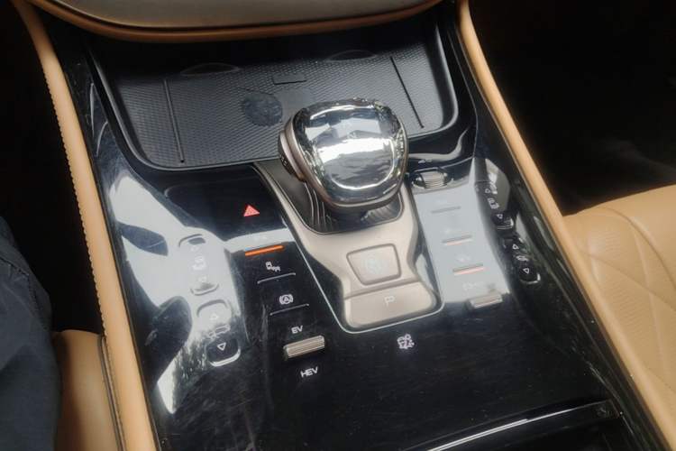 Used Denza D9 2022 DM-i 1040 Prestige Model Gear Lever