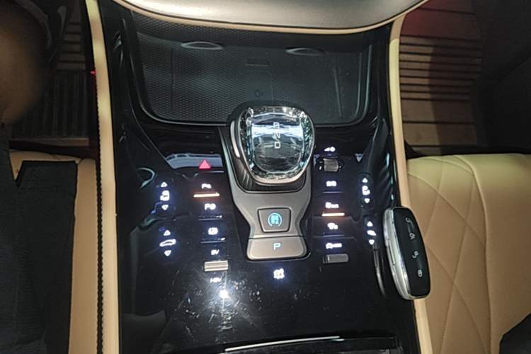 Used Denza D9 2022 DM-i 970 Four-Wheel Drive Flagship Model Gear Lever