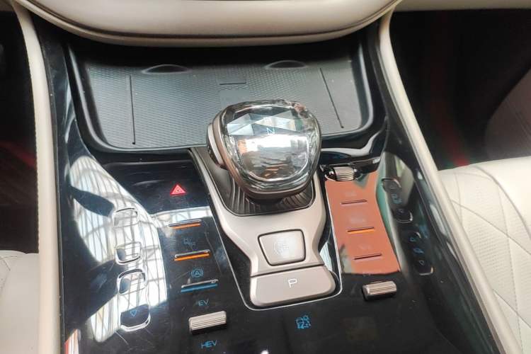 Used Denza D9 2022 DM-i 970 Four-Wheel Drive Prestige Model Gear Lever