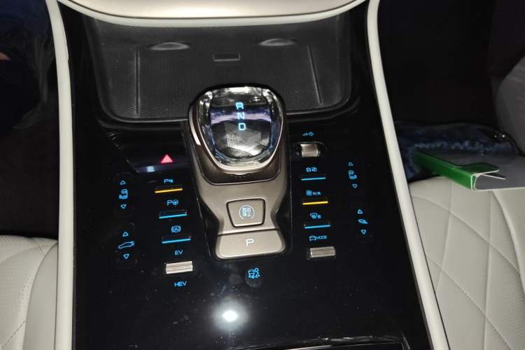 Used Denza D9 2022 DM-i 970 Four-Wheel Drive Flagship Model Gear Lever