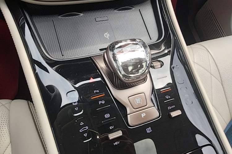 Used Denza D9 2022 DM-i 970 Four-Wheel Drive Flagship Model Gear Lever