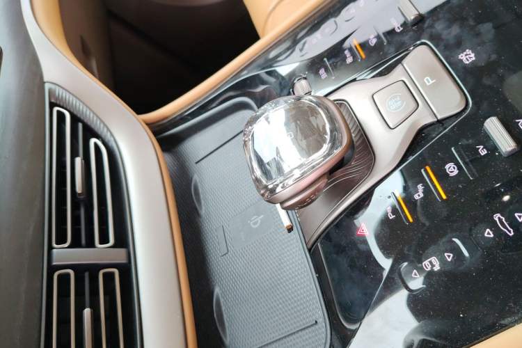 Used Denza D9 2022 DM-i 970 Four-Wheel Drive Prestige Model Gear Lever