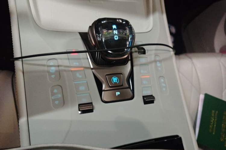 Used Denza D9 2022 DM-i 970 Four-Wheel Drive Prestige Model Gear Lever