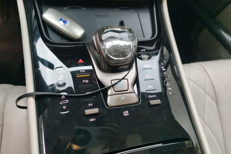 Used Denza D9 2022 DM-i 970 Four-Wheel Drive Flagship Model Gear Lever