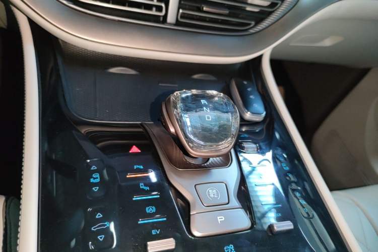 Used Denza D9 2022 DM-i 1040 Prestige Model Gear Lever