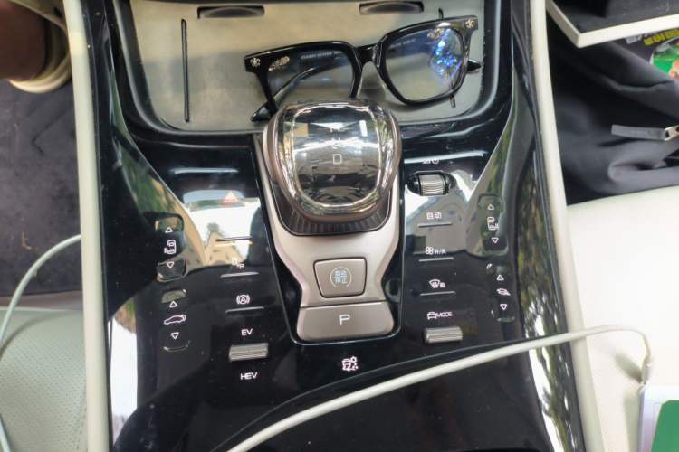 Used Denza D9 2022 DM-i 1040 Prestige Model Gear Lever