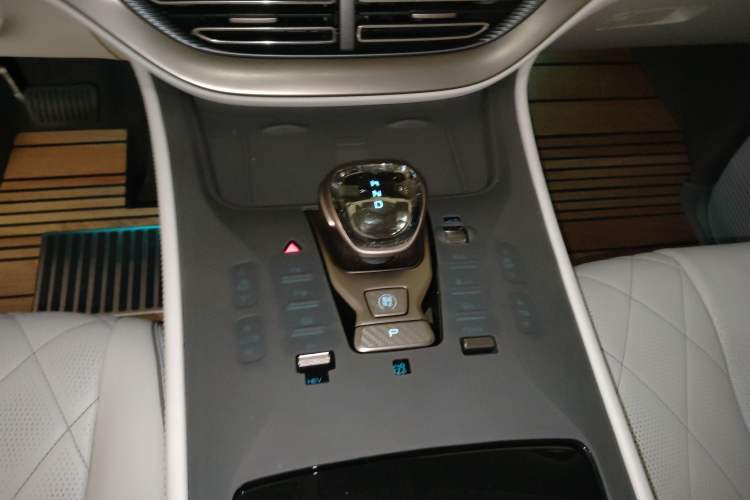 Used Denza D9 2022 DM-i 970 Four-Wheel Drive Flagship Model Gear Lever