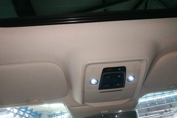 Used Denza D9 2022 DM-i 1040 Prestige Model Headliner