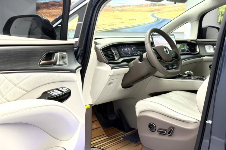Used Denza D9 2022 DM-i 970 Four-Wheel Drive Prestige Model Interior 1