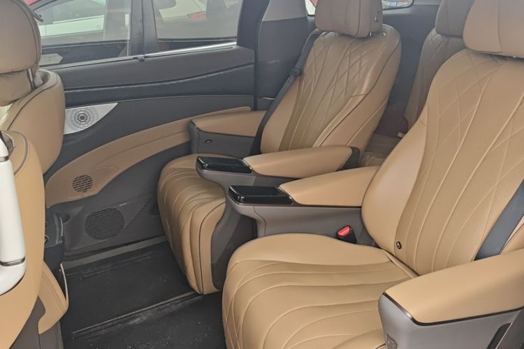 Used Denza D9 2022 DM-i 1040 Prestige Model Interior 1