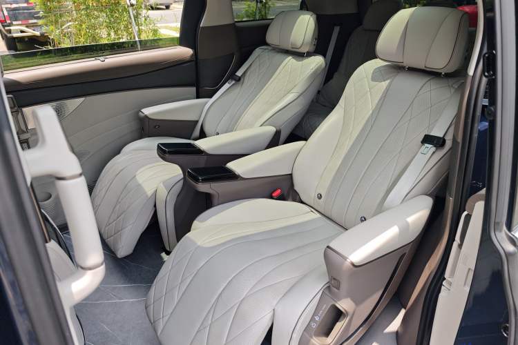 Used Denza D9 2022 DM-i 970 Four-Wheel Drive Prestige Model Interior 10