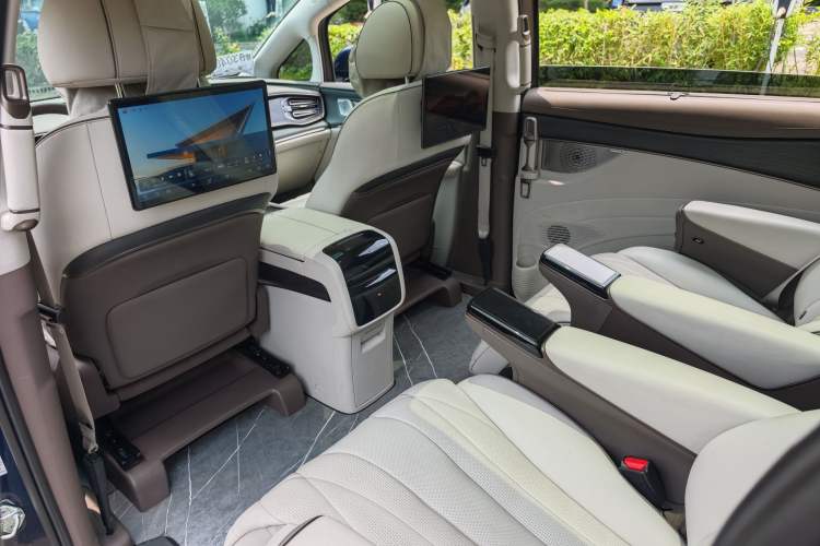Used Denza D9 2022 DM-i 970 Four-Wheel Drive Prestige Model Interior 11