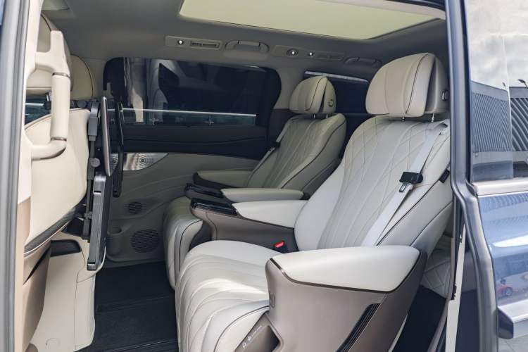 Used Denza D9 2022 DM-i 970 Four-Wheel Drive Prestige Model Interior 12