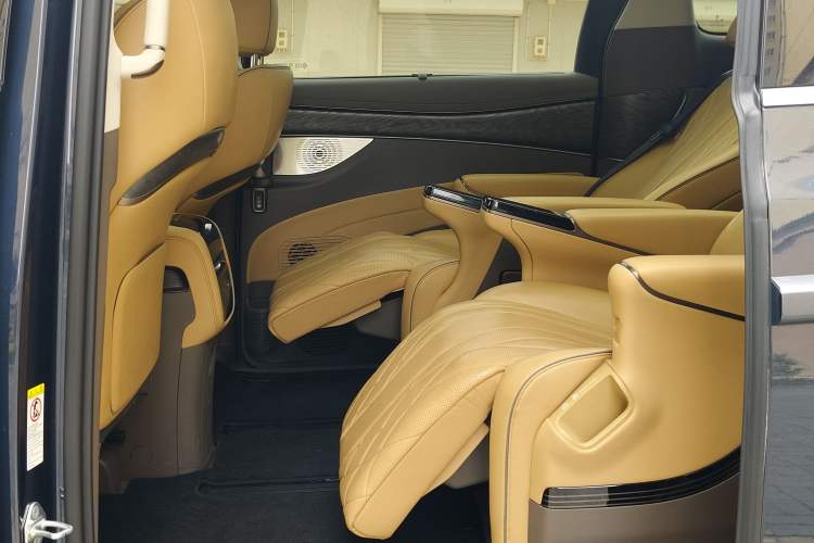 Used Denza D9 2022 DM-i 1040 Prestige Model Interior 2