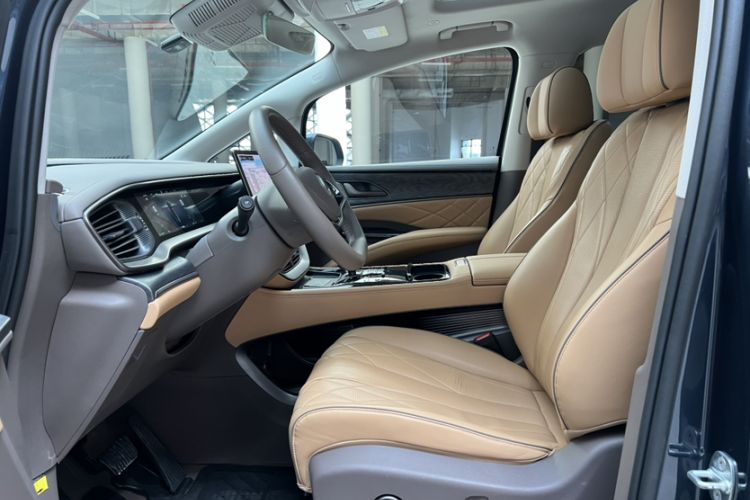Used Denza D9 2022 DM-i 1040 Prestige Model Interior 2
