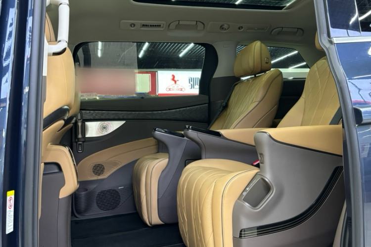 Used Denza D9 2022 DM-i 1040 Prestige Model Interior 2