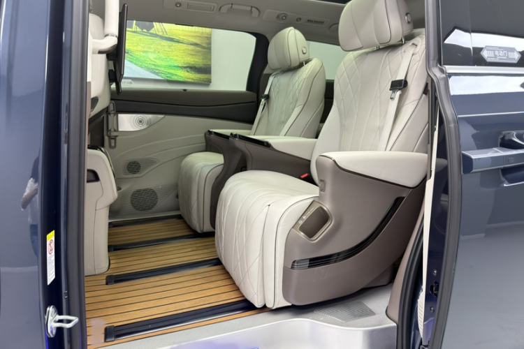 Used Denza D9 2022 DM-i 970 Four-Wheel Drive Prestige Model Interior 3