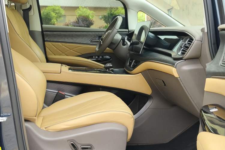 Used Denza D9 2022 DM-i 1040 Prestige Model Interior 3