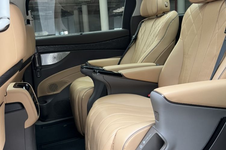 Used Denza D9 2022 DM-i 1040 Prestige Model Interior 3
