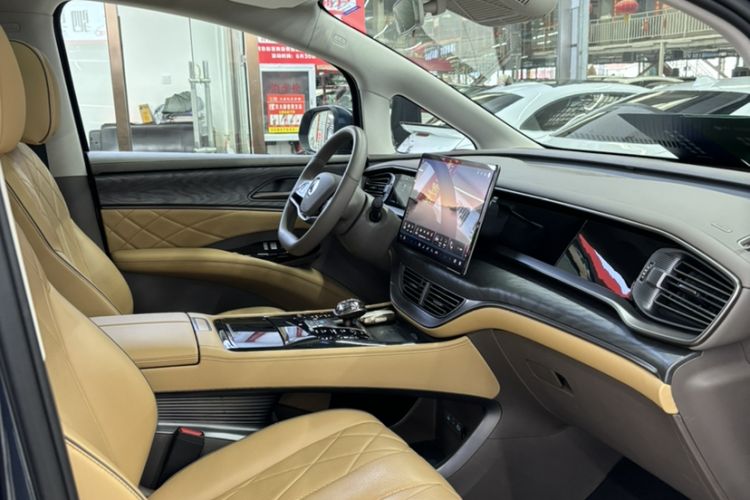 Used Denza D9 2022 DM-i 1040 Prestige Model Interior 3