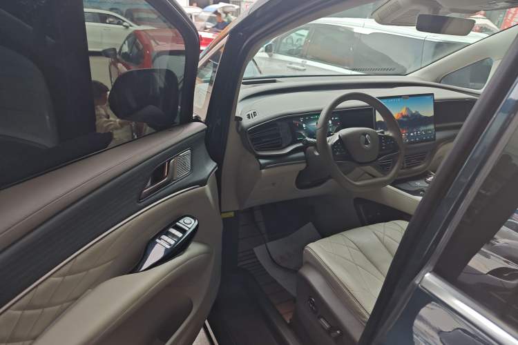 Used Denza D9 2022 DM-i 970 Four-Wheel Drive Prestige Model Interior 3