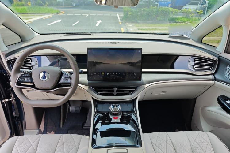 Used Denza D9 2022 DM-i 970 Four-Wheel Drive Prestige Model Interior 3
