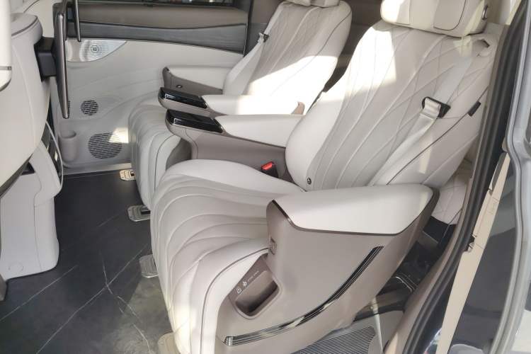 Used Denza D9 2022 DM-i 970 Four-Wheel Drive Flagship Model Interior 4