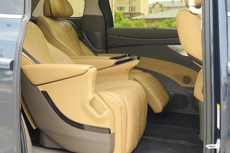 Used Denza D9 2022 DM-i 1040 Prestige Model Interior 4