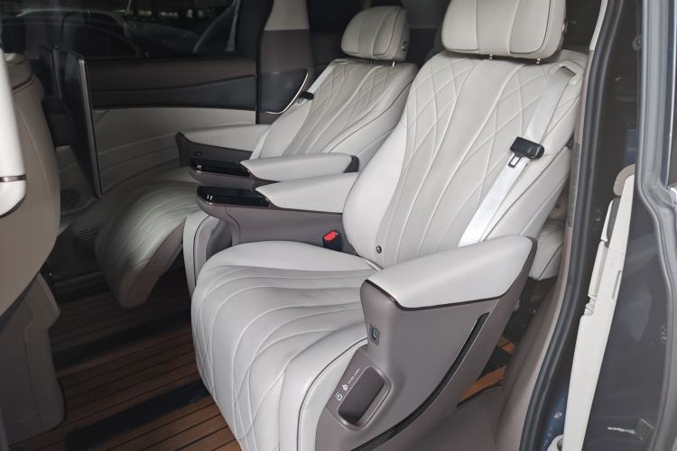 Used Denza D9 2022 DM-i 970 Four-Wheel Drive Prestige Model Interior 4