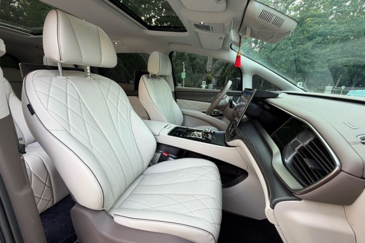 Used Denza D9 2022 DM-i 970 Four-Wheel Drive Prestige Model Interior 5