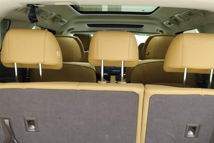 Used Denza D9 2022 DM-i 1040 Prestige Model Interior 5