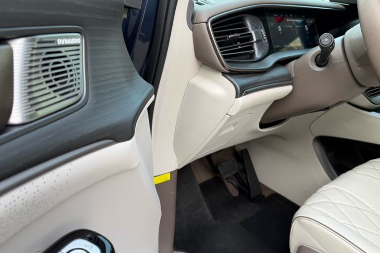 Used Denza D9 2022 DM-i 970 Four-Wheel Drive Prestige Model Interior 7