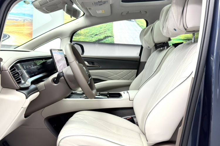 Used Denza D9 2022 DM-i 970 Four-Wheel Drive Prestige Model Interior 8