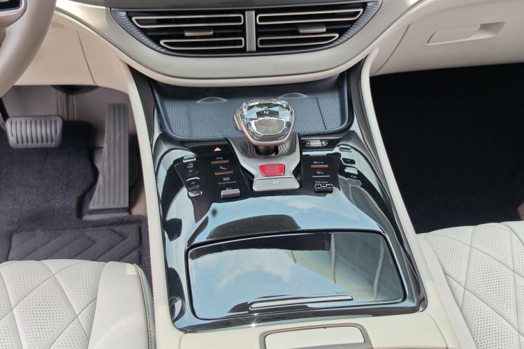 Used Denza D9 2022 DM-i 970 Four-Wheel Drive Prestige Model Interior 8