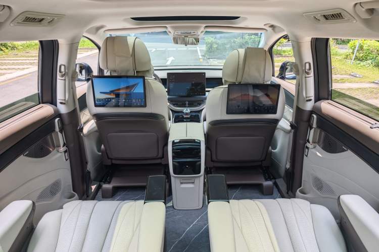 Used Denza D9 2022 DM-i 970 Four-Wheel Drive Prestige Model Interior 9
