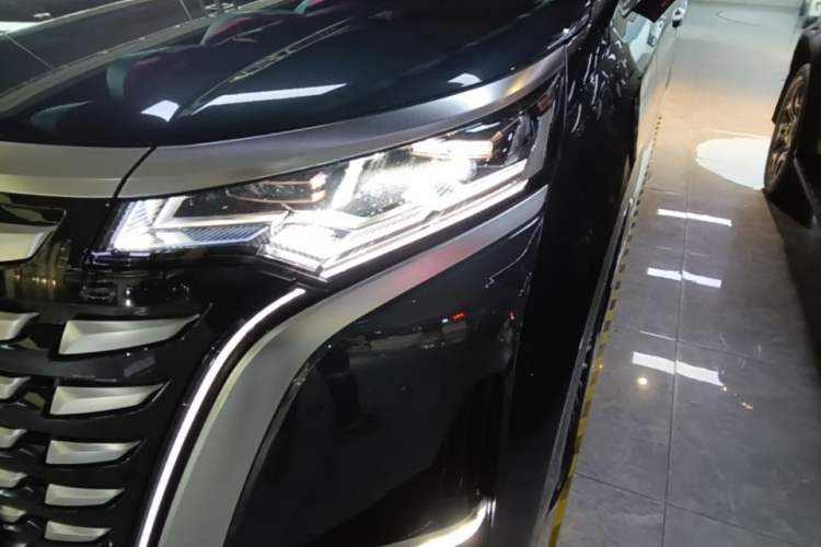 Used Denza D9 2022 DM-i 970 Four-Wheel Drive Flagship Model Left Front Headlight