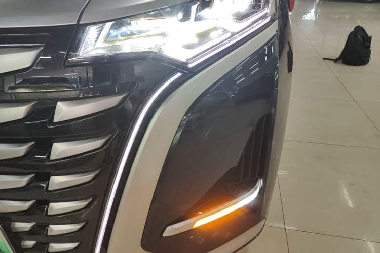 Used Denza D9 2022 DM-i 970 Four-Wheel Drive Flagship Model Left Front Headlight